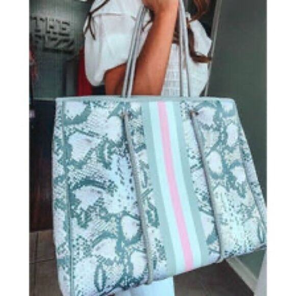 Neoprene lite weight DurableTote with wristlet, NWT  15"(W) x 12"(H) x 10"(D) - Picture 5 of 5